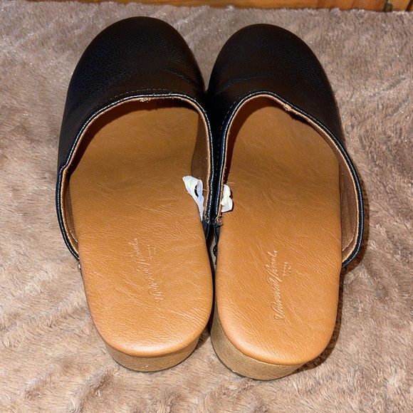 Universal Threads Clogs with gold rivets-excellent condition.Size 6.Comfortable - Picture 4 of 7